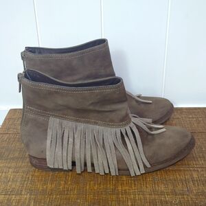 ❤️5/$25  Volatile Girl Fringe Booties